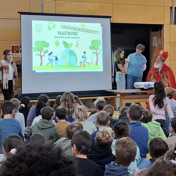 Mittelschüler 5. Klasse fragen den Nikolaus