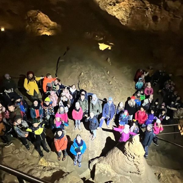 dritte Klasse in einer Tropfsteinhöhle